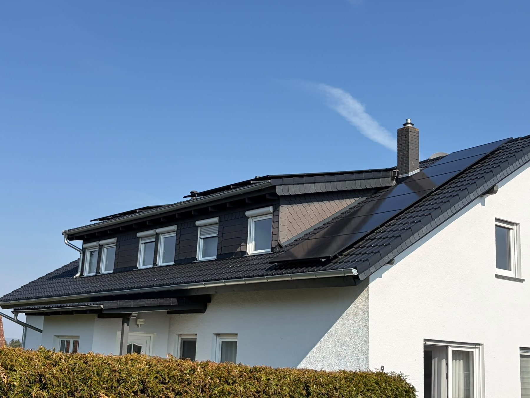 Fertiges Wohnhausdach mit Gaube, Solar und Zinkrinne