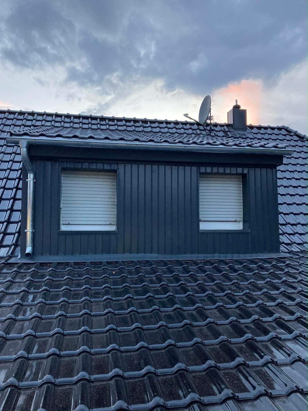 Gaube mit Blechverkleidung an dunkler Ziegeldeckung