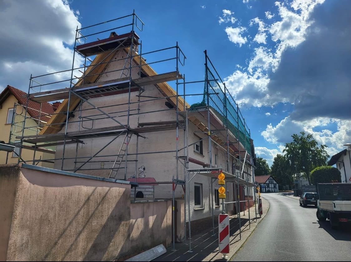 Wohnhaus mit Gerüst und freiliegender neuer Giebel-/Dachlattung